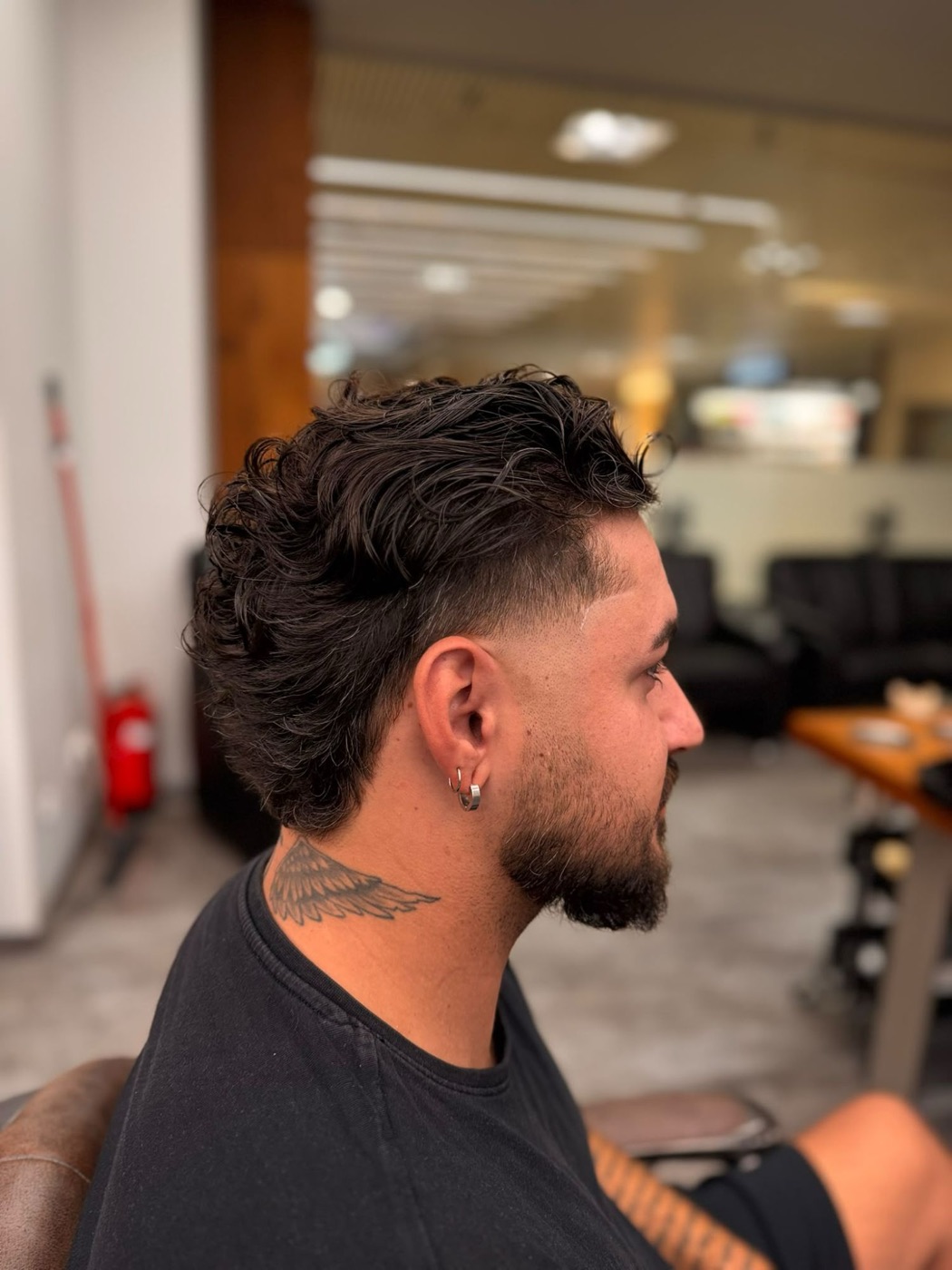 Herrenschnitt mit Fade und lockigem Deckhaar, Seitenansicht