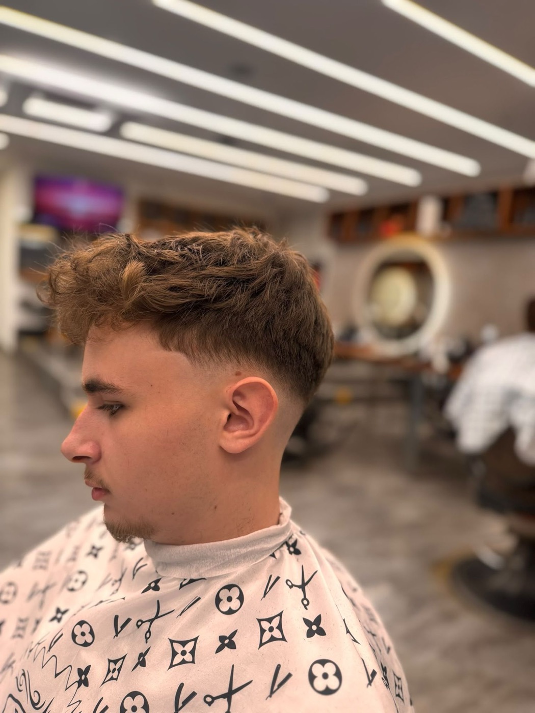 Texturierter Herrenschnitt mit Low Fade