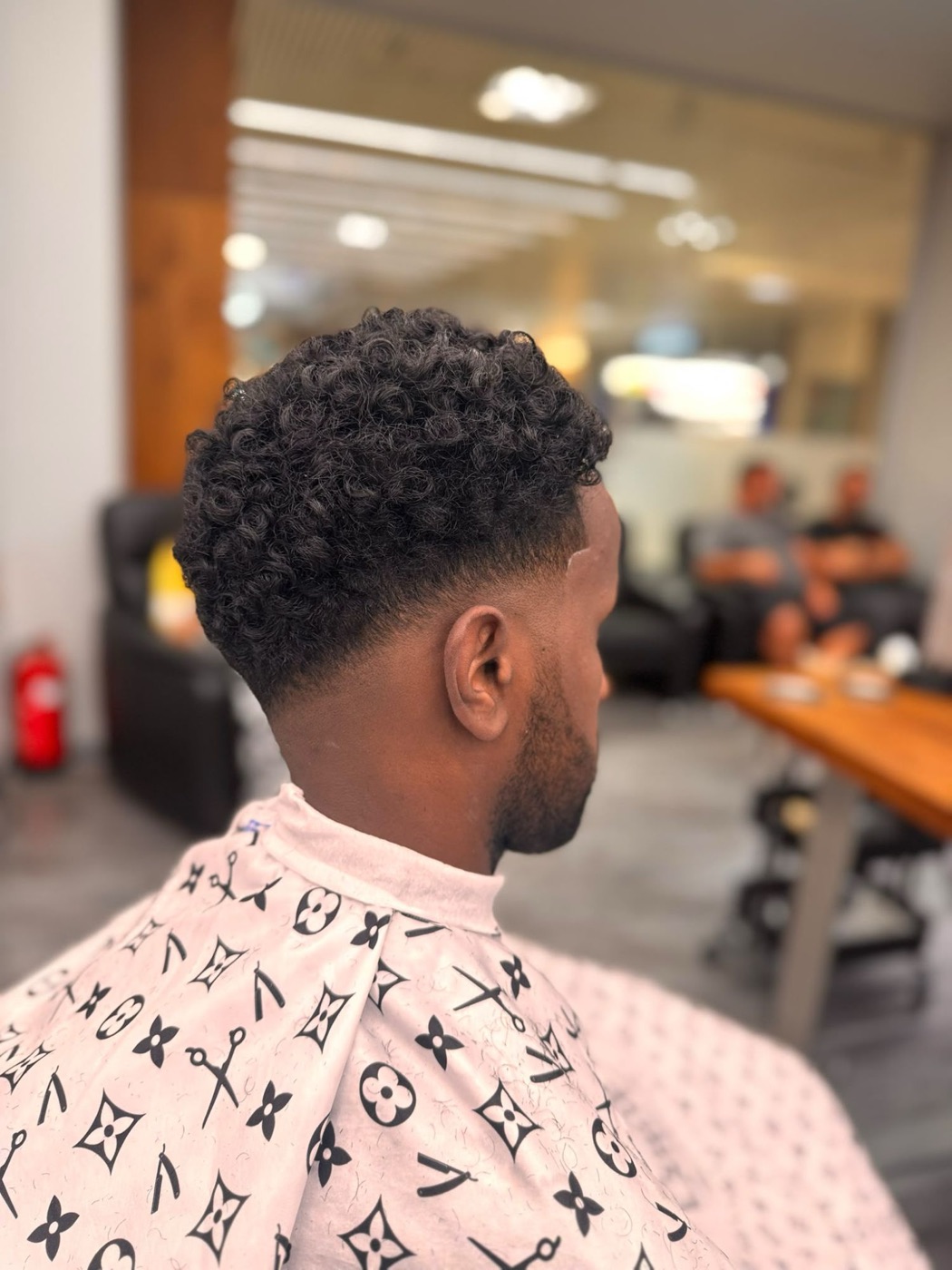 Locken mit Taper Fade, von hinten